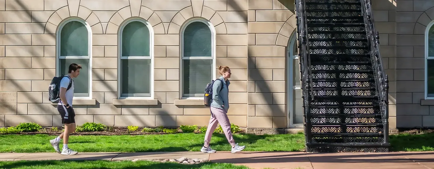 Two students walking outside of galaxy银河娱乐场app Hall